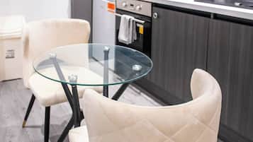 Apartemen | Dapur pribadi | Lemari es, microwave, oven, dan kompor