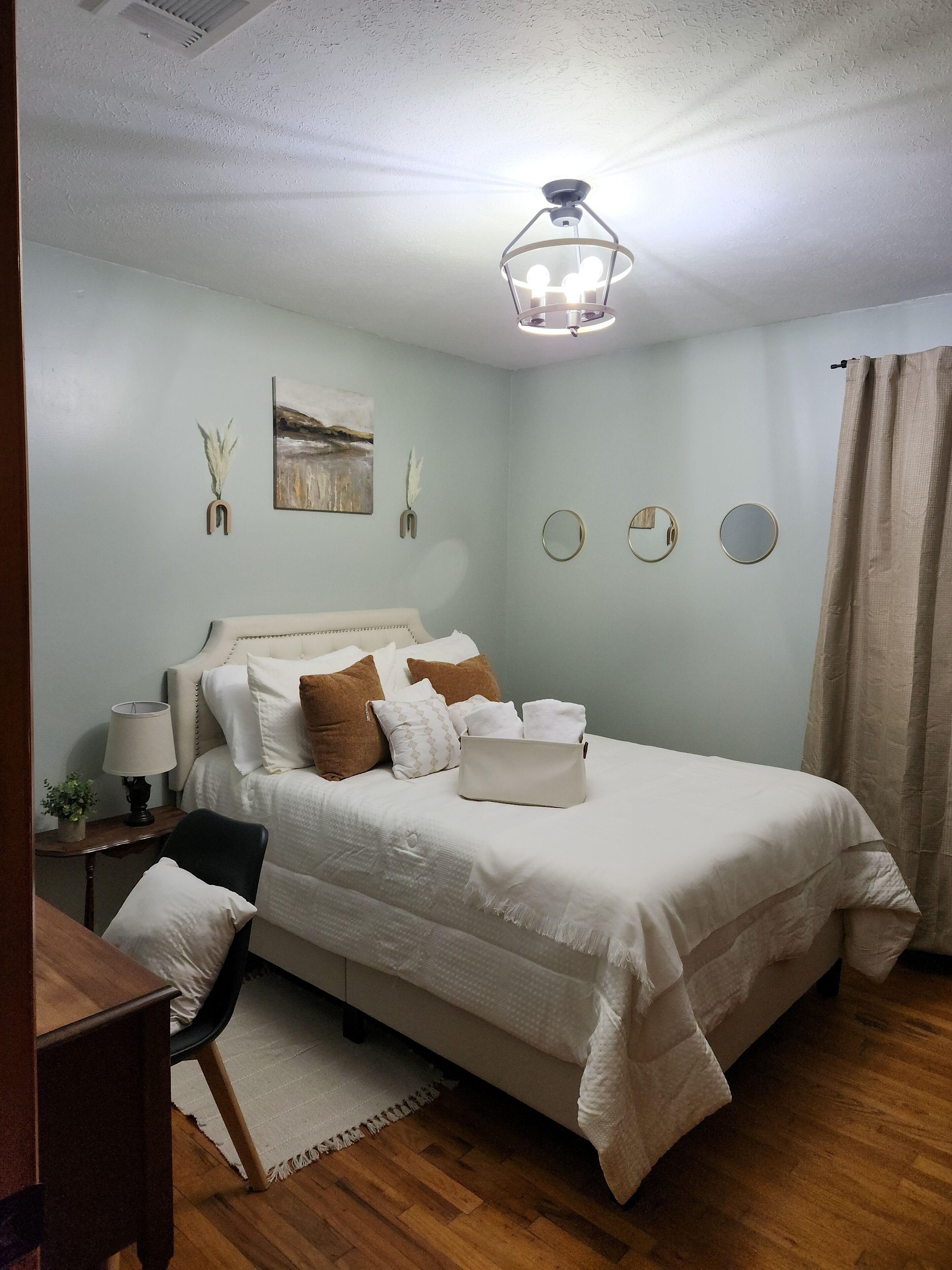 3 makuuhuonetta, työpöytä, silitysrauta/-lauta, vauvan matkasänky