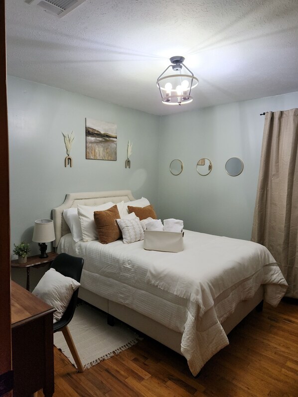 3 bedrooms, desk, iron/ironing board, travel cot