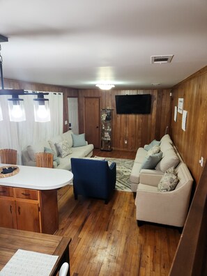 Smart TV - Escape to this cozy 3-bedroom cottage nestled in the heart of Sylvester. (Sylvester)