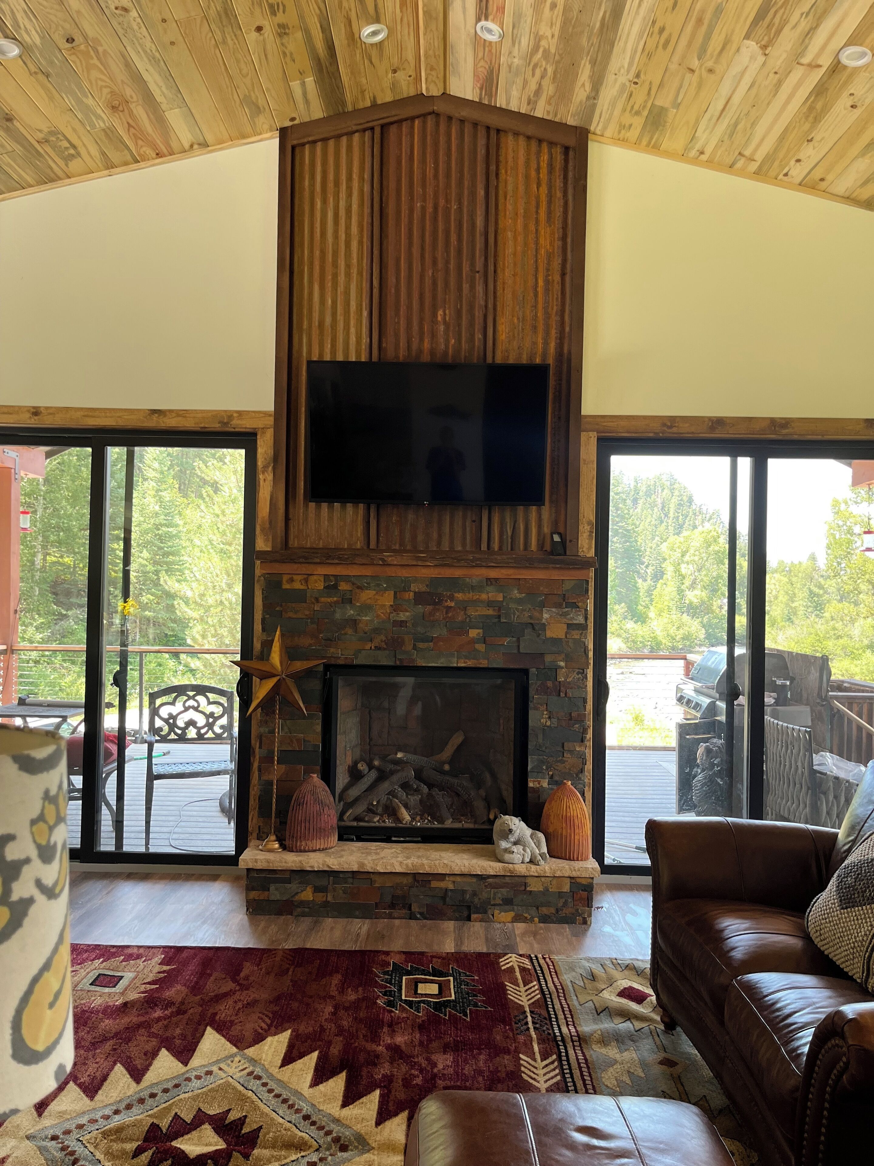 TV connectée, cheminée, livres, imprimantes