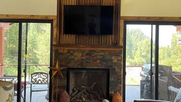 TV connectée, cheminée, livres, imprimantes