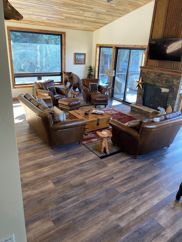 智能电视、壁炉、书、打印机