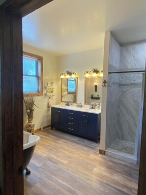 淋浴设施、吹风机、毛巾、肥皂