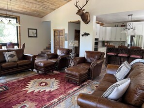 智能电视、壁炉、书、打印机