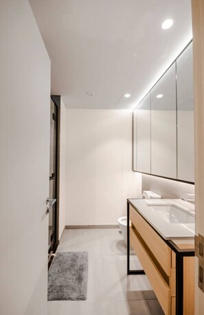 Hair dryer, towels, soap, toilet paper - Chic studio  apartment with AC, fitness room in wonderful Sohba Hartland Dubai (Wilton Park Residences Sobha Hartland,)