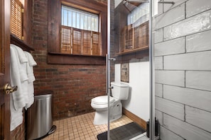 Douche, serviettes fournies, papier toilette