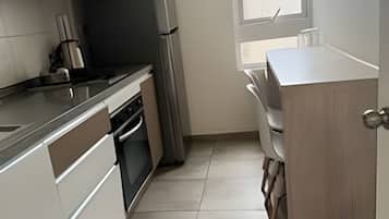 Departamento | Cocina privada | Refrigerador con congelador, microondas, horno y parrilla de estufa