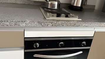 Departamento | Cocina privada | Refrigerador con congelador, microondas, horno y parrilla de estufa