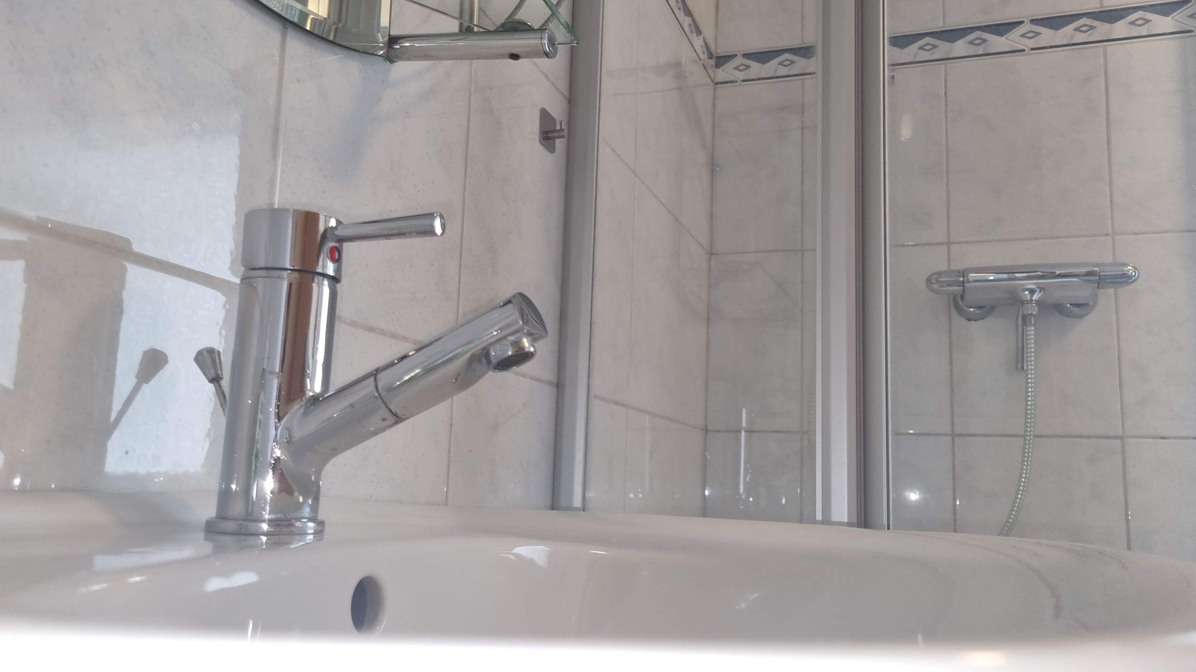 Douche, sèche-cheveux, serviettes fournies, savon