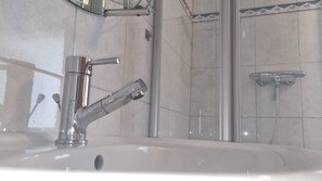 Shower, hair dryer, towels, soap - Vacation apartment II with panoramic view in the old town of Arnsberg (Arnsberg)