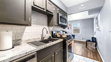 Cookware/dishes/utensils, paper towels