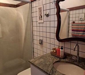 Dusche, Handtücher, Toilettenpapier