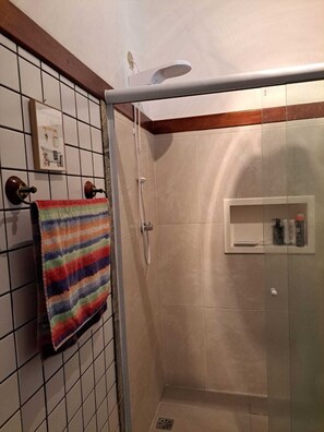 Dusj, håndklær og toalettpapir
