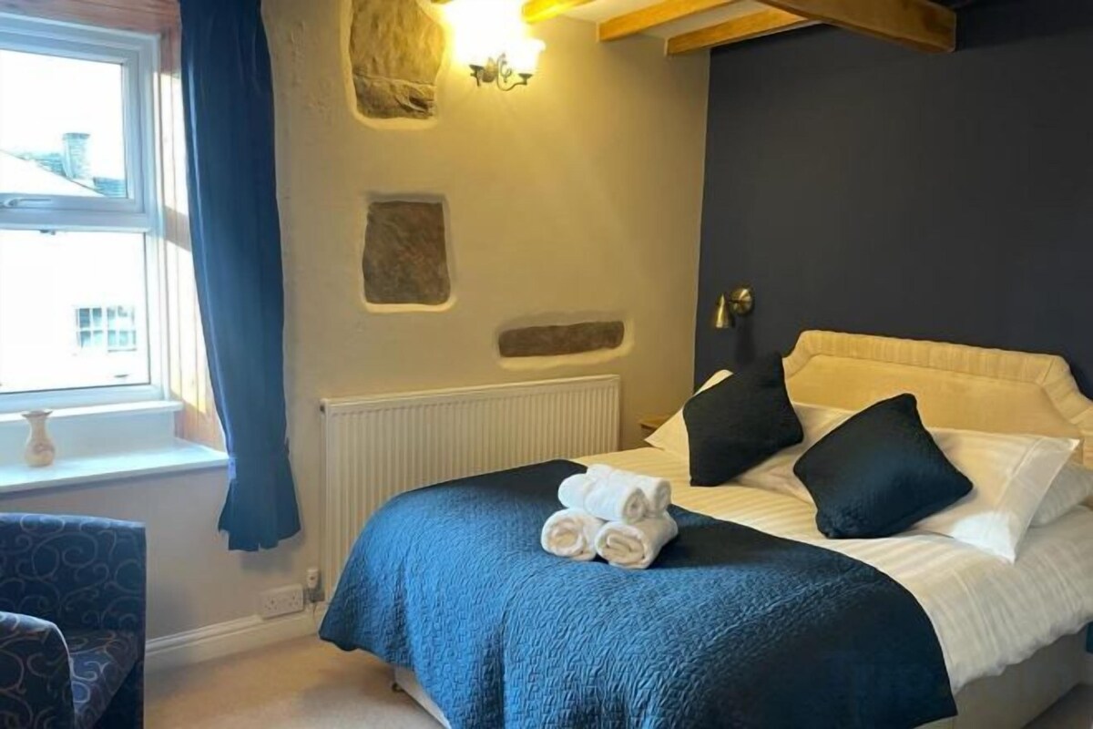 Desk, WiFi (free), bed sheets