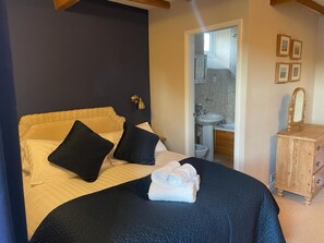Desk, free WiFi, bed sheets - OYO The Board Inn (Hawes)