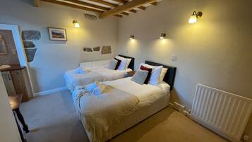 Standard Twin Room | Desk, free WiFi, bed sheets