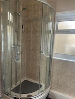 Ducha, artículos de higiene personal gratuitos y toallas