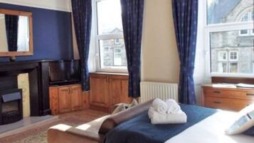 Doppia Standard | Una scrivania, Wi-Fi gratuito, lenzuola