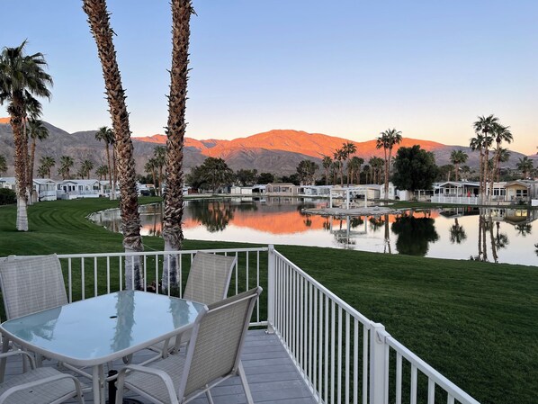 屋外ダイニングエリア