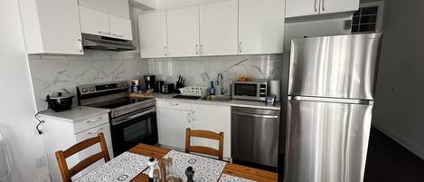 Refrigerador, microondas, horno y parrilla de estufa