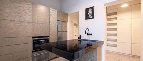 Kylskåp, ugn, spishäll och diskmaskin