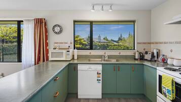 Geladeira, micro-ondas, lava-louças, torradeira