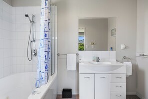 Shower, hair dryer - Alpine Peek - Hanmer Springs Holiday Home (Hanmer Springs)