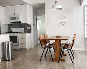 Dining - Modern Retreat Near Downtown Round Rock (Round Rock)