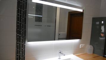 Douche, sèche-cheveux