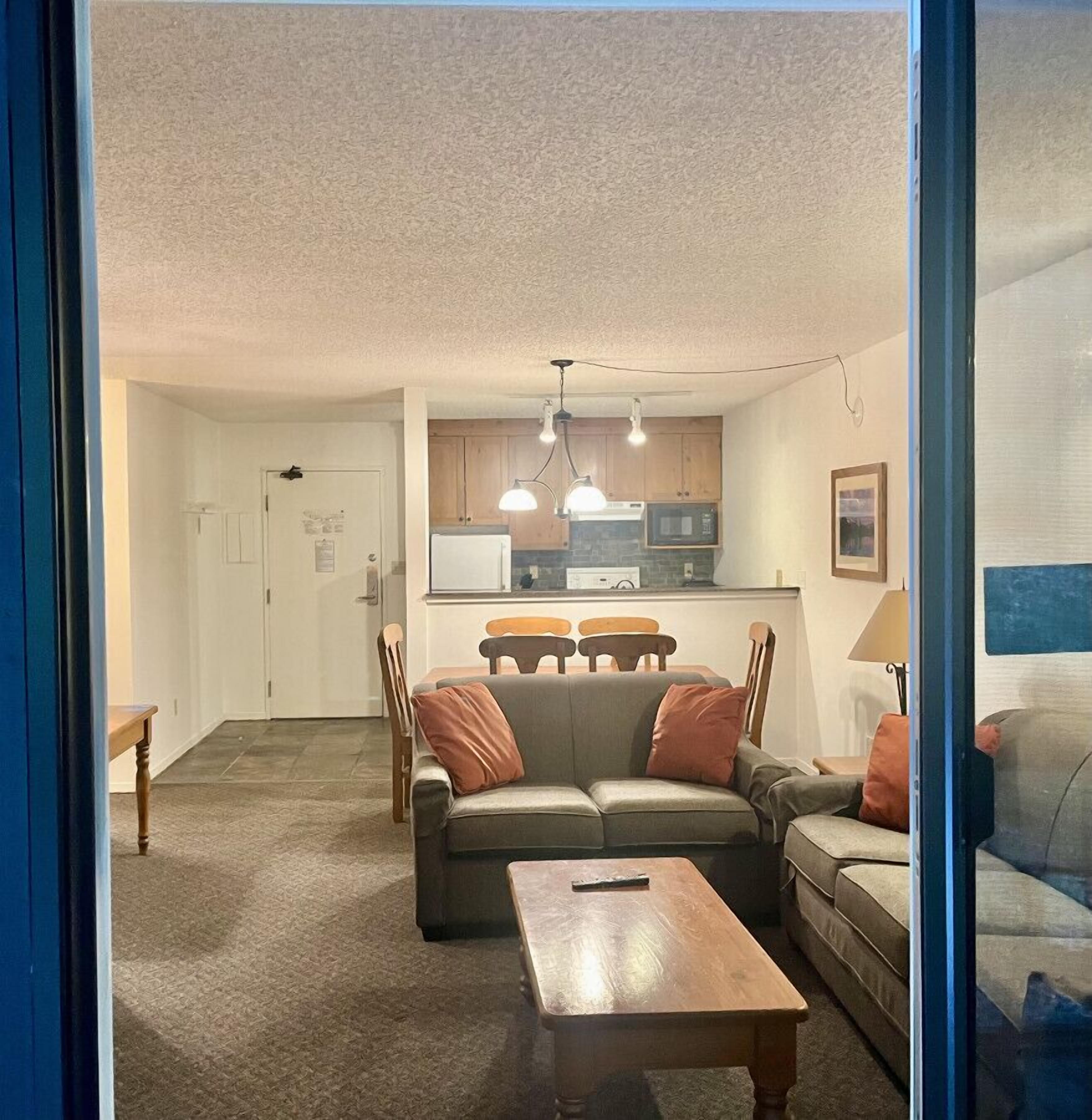 Televisión y chimenea 