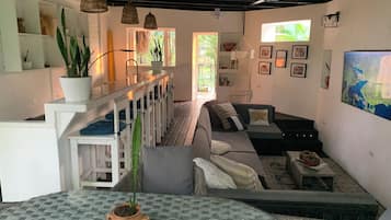 Deluxe Studio Suite, Non Smoking | Individually decorated, individually furnished, free WiFi, bed sheets