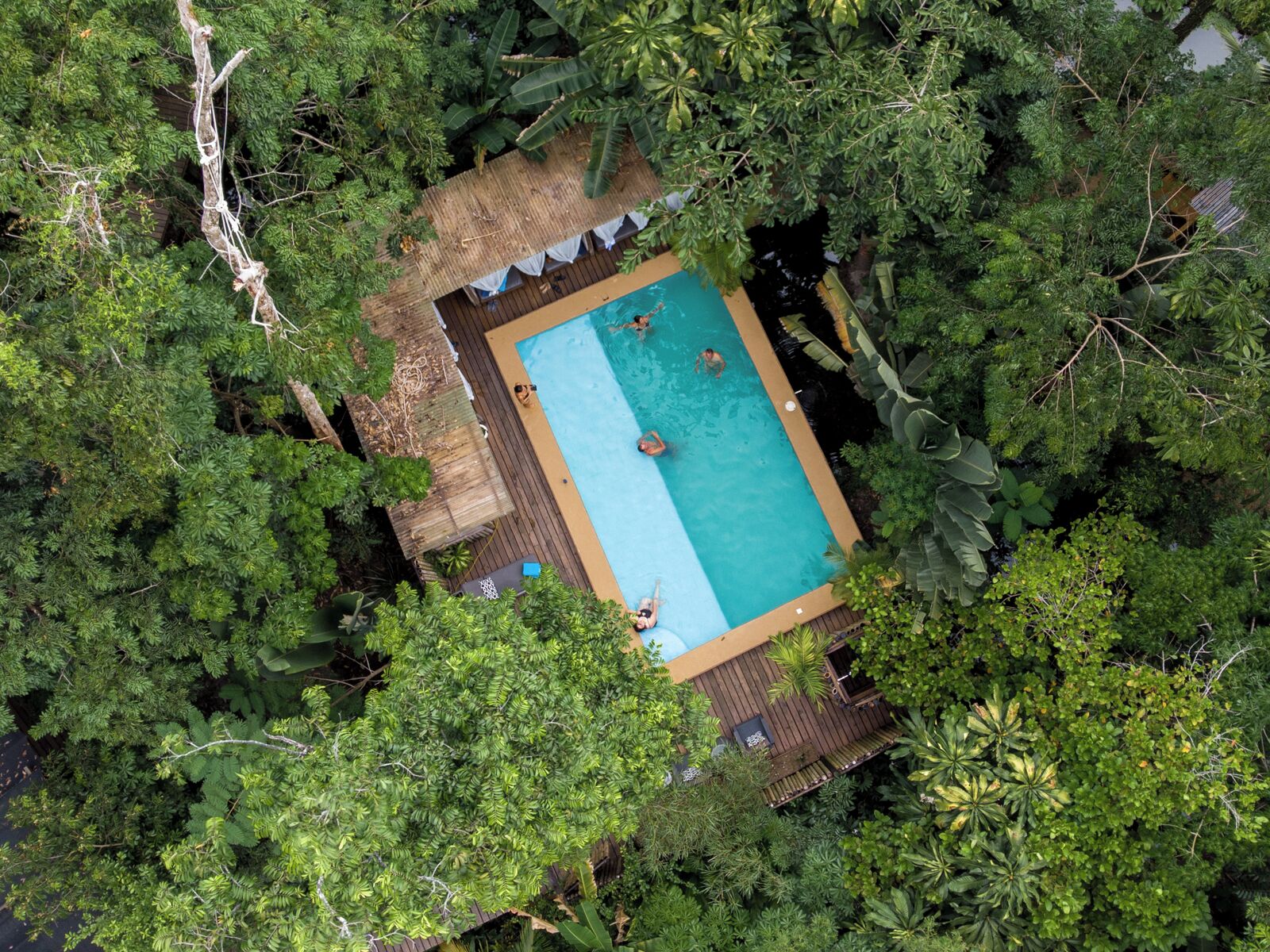 Piscine extérieure, cabanons gratuits, chaises longues
