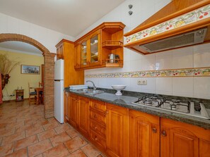 Kühlschrank, Mikrowelle, Ofen, Wasserkocher mit Kaffee-/Teezubehör