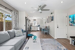 Smart TV, books - 2-bed, 2 Bath, 2 Fam Rms, Pet Friendly 1 block from no drive New Smyrna Beach. (New Smyrna Beach)