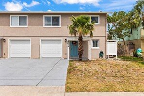 Exterior - 2-bed, 2 Bath, 2 Fam Rms, Pet Friendly 1 block from no drive New Smyrna Beach. (New Smyrna Beach)