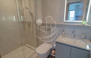 Kostenlose Toilettenartikel, Haartrockner, Bademäntel, Hausschuhe