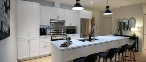 Een magnetron, een oven, een koffiezetapparaat/waterkoker