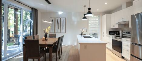 Mikrowelle, Ofen, Wasserkocher mit Kaffee-/Teezubehör, Toaster