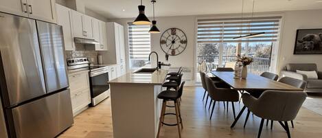 Microondas, horno, cafetera y tetera y tostadora