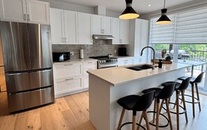 Micro-ondes, four, cafetière/bouilloire, grille-pain