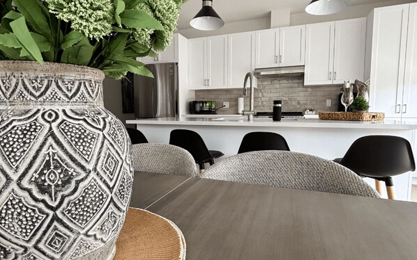 Mikrowelle, Ofen, Wasserkocher mit Kaffee-/Teezubehör, Toaster