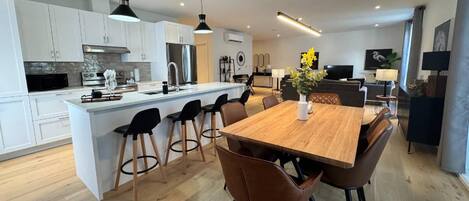 Microondas, horno, cafetera y tetera y tostadora