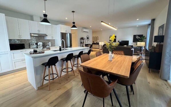 Microondas, horno, cafetera y tetera y tostadora 