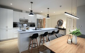 Four à micro-ondes, un four, cafetière-théière, grille-pain