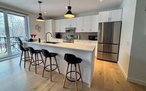 Een microgolfoven, een oven, een koffiezetapparaat/waterkoker