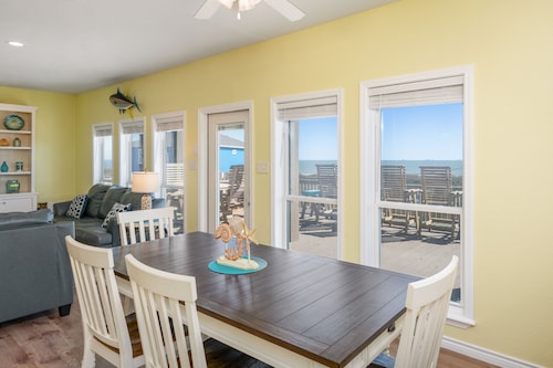 Spacious 4-bedroom ~ up to 14 people ~ 9 BEDS ~ Direct Beach access ~ Dogs OK