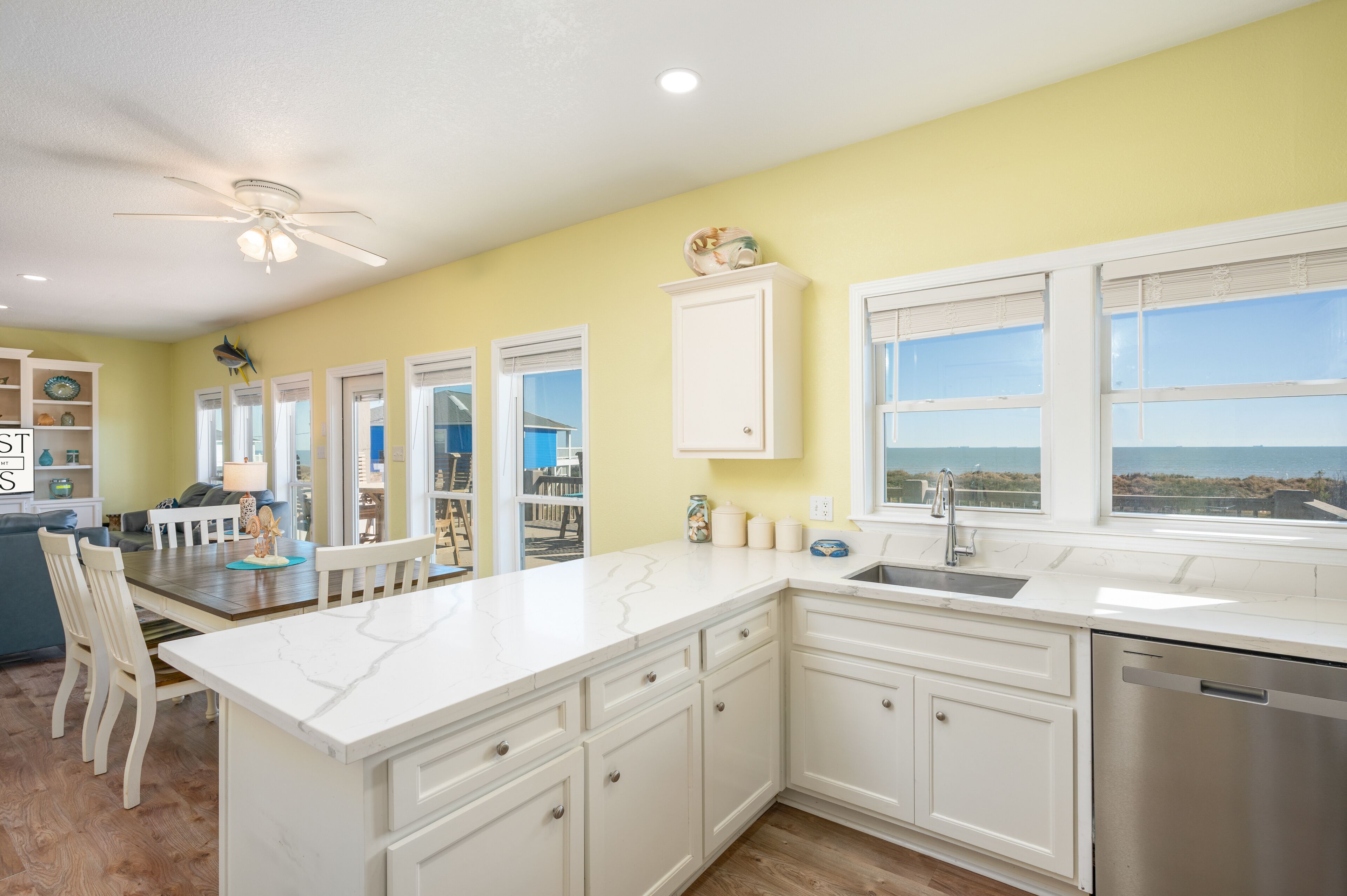 Spacious 4-bedroom ~ Up To 14 People ~ 9 Beds ~ Direct Beach Access ~ Dogs Ok - Crystal Beach, TX
