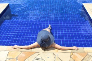 Piscine extérieure, parasols de plage, chaises longues