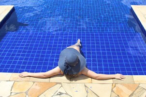 Piscina externa, funciona das 8h às 22h, guarda-sóis, espreguiçadeiras